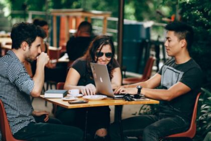 People discussing in a cafe