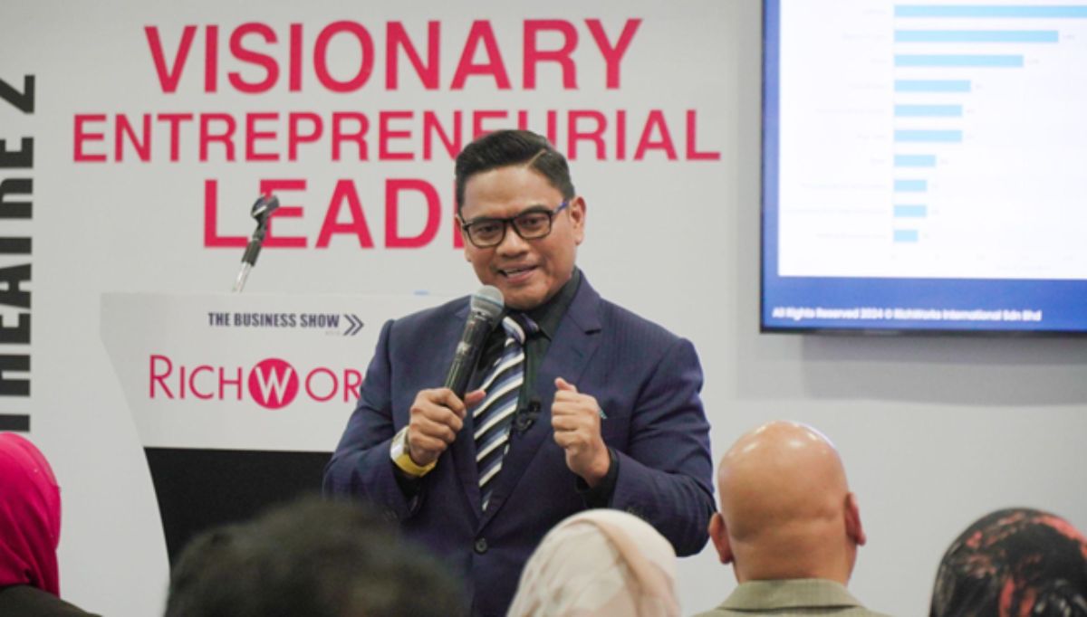 Datuk Wira Dr. Azizan Osman, Founder of Richworks International Sdn. Bhd presenting his keynote speech at the recent The Business Show Asia in Singapore