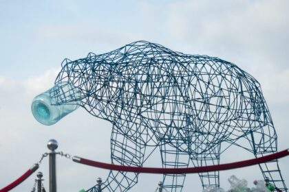 Anant Bhai Ambani’s Vantara Unveils Striking Wildlife Sculptures in Mumbai to Expose the Hidden Threat of Plastic Pollution (1)