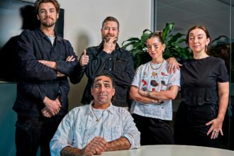 from L to R we have: Ben Bryan, Ant Phillips (standing), Adrián Flores (sitting), Riana McKenzie and Zoe Perrin.