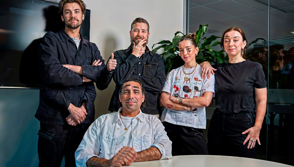 from L to R we have: Ben Bryan, Ant Phillips (standing), Adrián Flores (sitting), Riana McKenzie and Zoe Perrin.