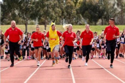 Matt Denny, Nina Kennedy, Sally Pearson, Kelsey-Lee Barber and Brandon Starc racing against little athletes