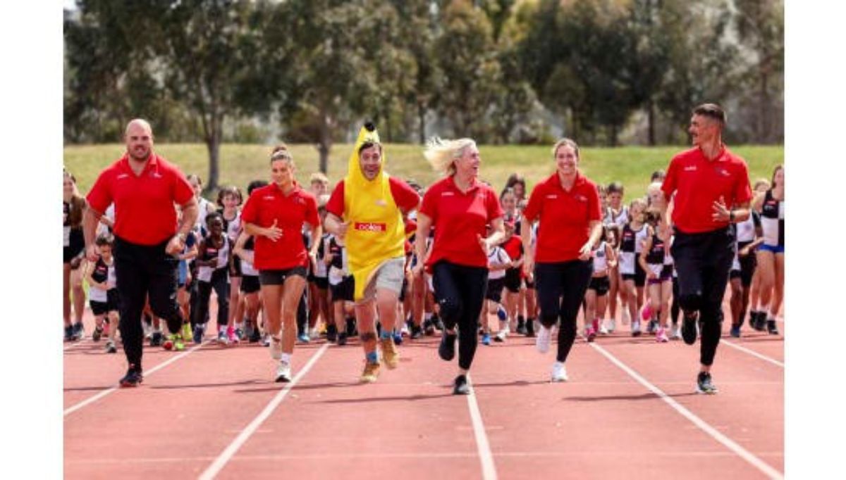 Matt Denny, Nina Kennedy, Sally Pearson, Kelsey-Lee Barber and Brandon Starc racing against little athletes